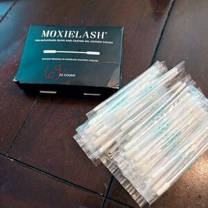 MoxieLash Pre-Moistened Olive & Castor Oil Cotton Swabs - Pack of 64